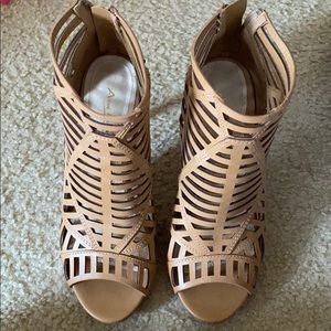 *SOLD* boots heels open toe in Caramel